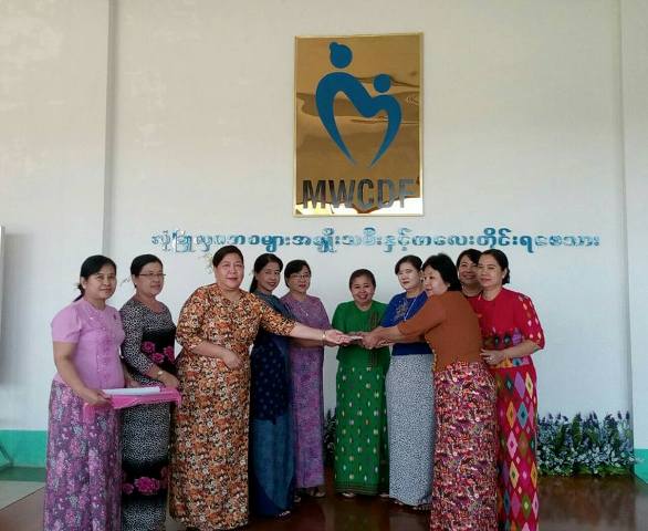 စာရေးဆရာမ ခိုင်ယဉ်မွန်(ခ)ဒေါ်ခင်မာချစ်နှင့်အဖွဲ့မှ အလှူငွေများ ပေးအပ်လှူဒါန်းခြင်း