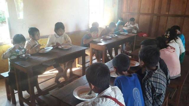 ဝမ်ကုန်းကျေးရွာ အခြေခံပညာမူလတန်းကျောင်းရှိ ကျောင်းသား/သူများအား အာဟာရတိုက်ကျွေးခြင်း