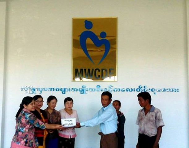 MWCDF အသင်း CEC များမှ မအူလေးပင်ကျေးရွာ ဥက္ကဌထံသို့ အလှူငွေပေးအပ်လှူဒါန်းခြင်း