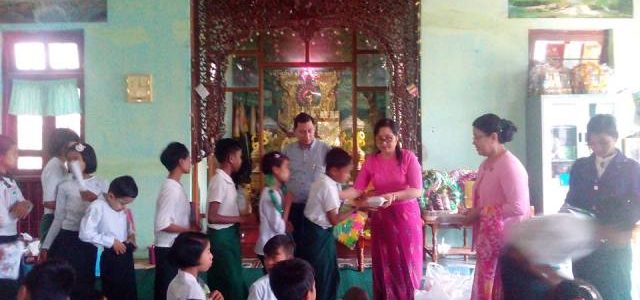 မြန်မာနိုင်ငံအမျိုးသမီးများနှင့်ကလေးသူငယ်များဘဝမြှင့်တင်ရေးအသင်း(MWCDF)မှ “ မြန်မာနိုင်ငံကလေးများနေ့”  ကြိုဆိုဂုဏ်ပြုသောအားဖြင့် ရတနာစံပြ (ဘ.က)ကျောင်းသို့ သွားရောက်လှူဒါန်းခြင်း
