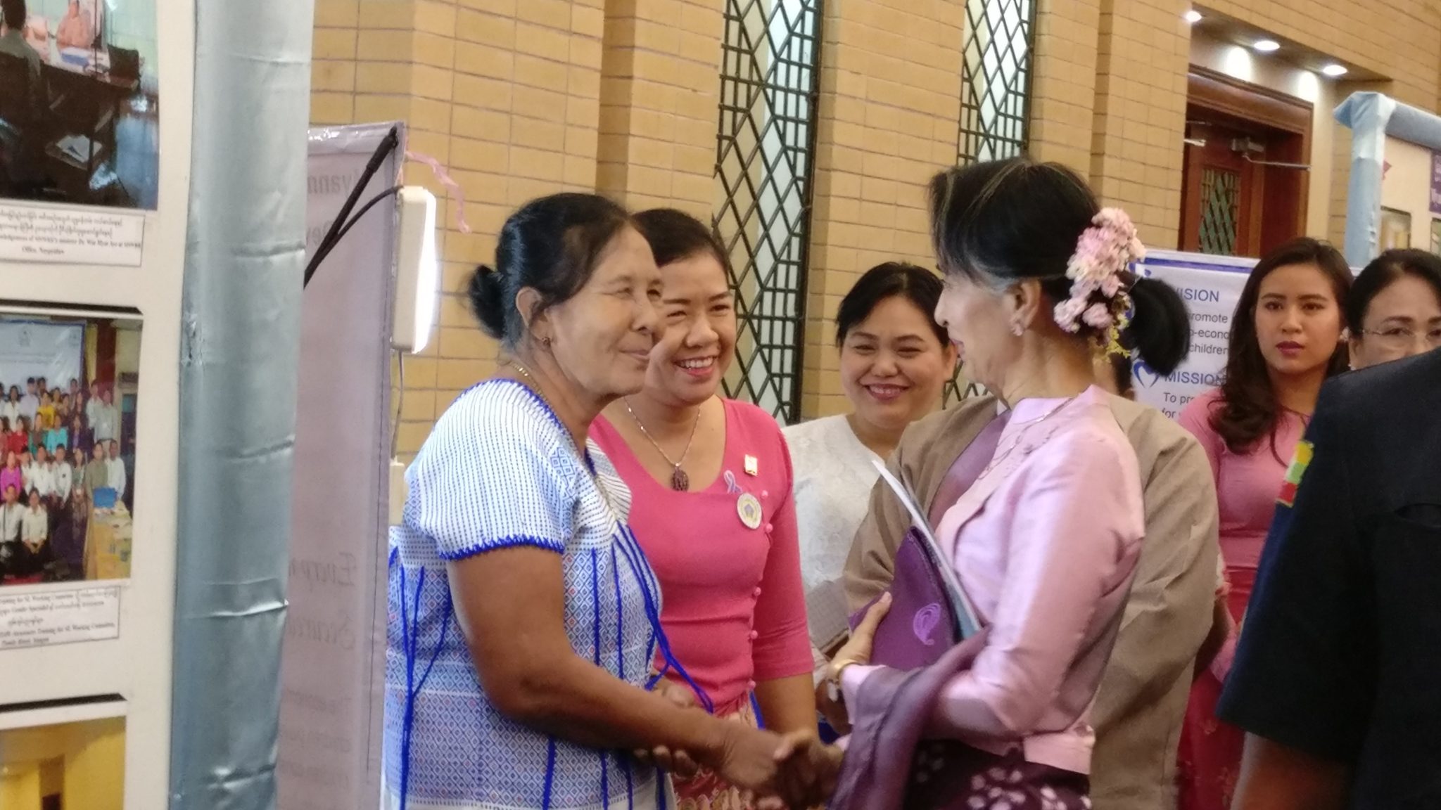 အပြည်ပြည်ဆိုင်ရာအမျိုးသမီးများနေ့တွင် နိုင်ငံတော်အတိုင်ပင်ခံပုဂ္ဂိုလ်မှ MWCDF ပြခန်းကိုလာရောက်လည်ပတ်စဉ် အပြည်ပြည်ဆိုင်ရာအမျိုးသမီးများနေ့တွင် နိုင်ငံတော်အတိုင်ပင်ခံပုဂ္ဂိုလ်မှ MWCDF ပြခန်းကိုလာရောက်လည်ပတ်စဉ်