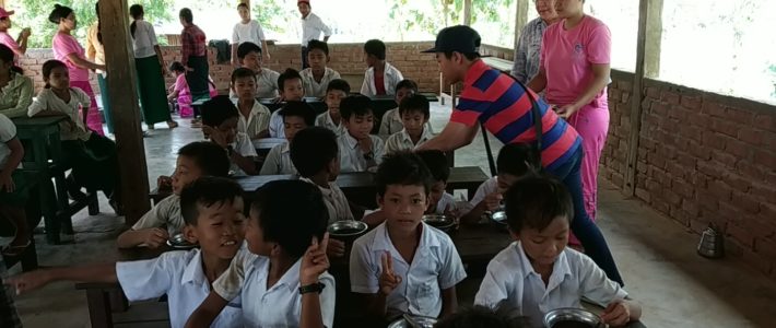 မအူလေးပင်ကျေးရွာသို့ သွားရောက်လှူဒါန်းခြင်း