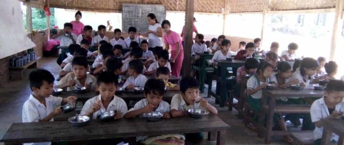 မအူလေးပင် အ.လ.က ကျောင်းတွင် သာကူကျိုတိုက်ကျွေးခြင်း