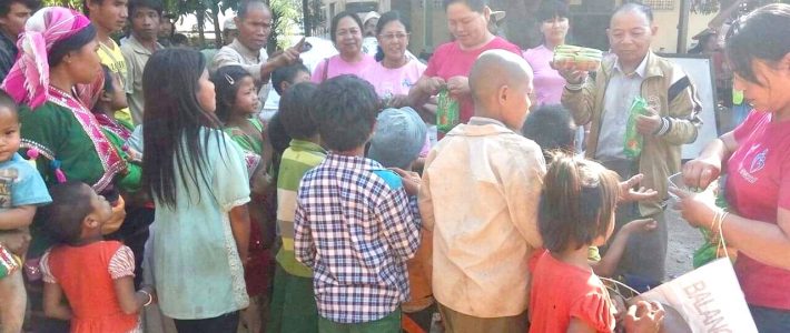 ပါကန်စစ်ဘေးရှောင်များအတွက် ဆန်အိတ်များလှူဒါန်းခြင်း ပါကန်စစ်ဘေးရှောင်များအတွက် ဆန်အိတ်များလှူဒါန်းခြင်း