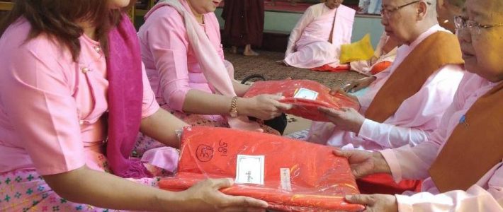 သီလရှင်ဝတ်စုံလှူဒါန်းပူဇော်ပွဲအခမ်းအနားတက်ရောက်၍ လှူဒါန်းခြင်း သီလရှင်ဝတ်စုံလှူဒါန်းပူဇော်ပွဲအခမ်းအနားတက်ရောက်၍ လှူဒါန်းခြင်း