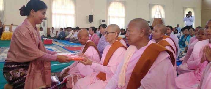 ဆွမ်းဆန်စိမ်းလောင်းလှူခြင်းအခမ်းအနားတွင် ပါဝင်လှူဒါန်းခြင်း