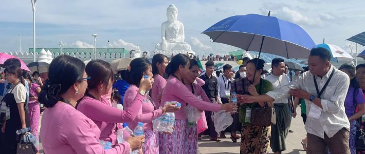 ဘုရားဖူးလာရောက်ကြသူများအား ရေသန့်ဒါနပြု လှူဒါန်းမှု
