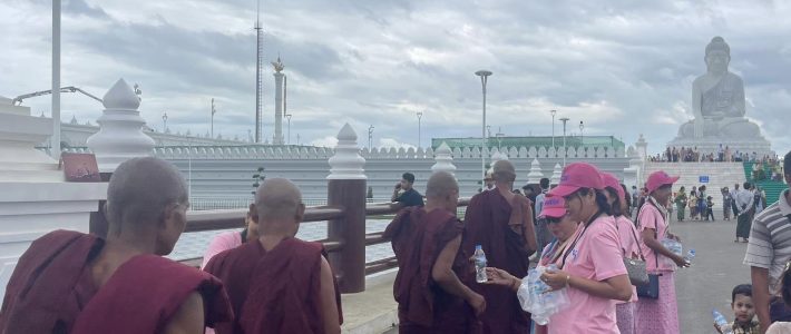 ဘုရားဖူးလာရောက်ကြသူများအား ရေသန့်ဒါနပြု လှူဒါန်းမှု