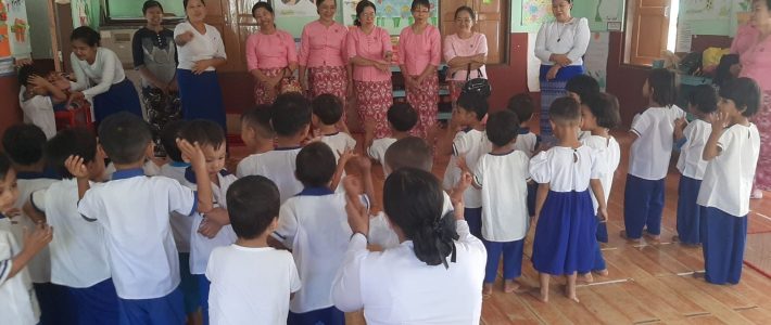 မူကြိုကလေးများအတွက် ကစားစရာပုံးများနှင့် စာရေးကိရိယာများ လှူဒါန်းခြင်း