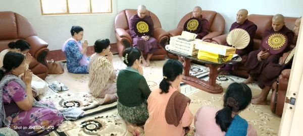 ဝါဆိုသင်္ကန်းဆက်ကပ်လှူဒါန်းခြင်း