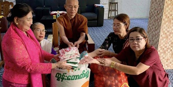 အနန္တဂုဏ်ရည်စာသင်တိုက်သို့သွားရောက်လှူဒါန်းခြင်း